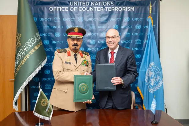 اللواء محمد المغيدي مع وكيل الأمين العام للأمم المتحدة خلال توقيع مذكرة التفاهم (التحالف الإسلامي)