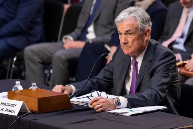 باول خلال إدلائه بشهادته أمام الكونغرس العام الماضي (أرشيفية - غيتي)