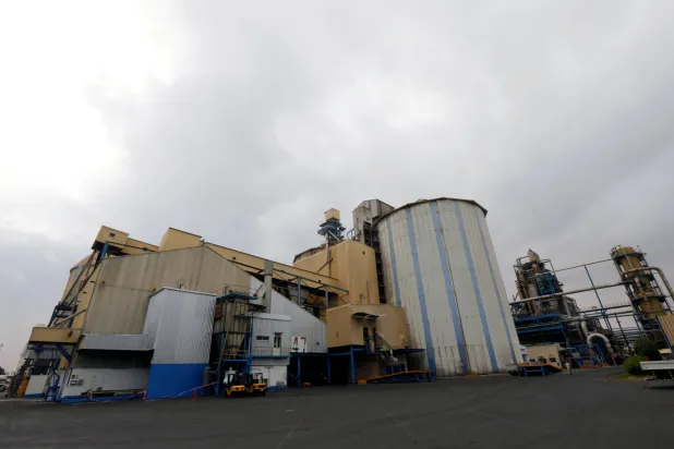 منظر عام لمصفاة «الخليج للسكر» بجبل علي في دبي (رويترز)