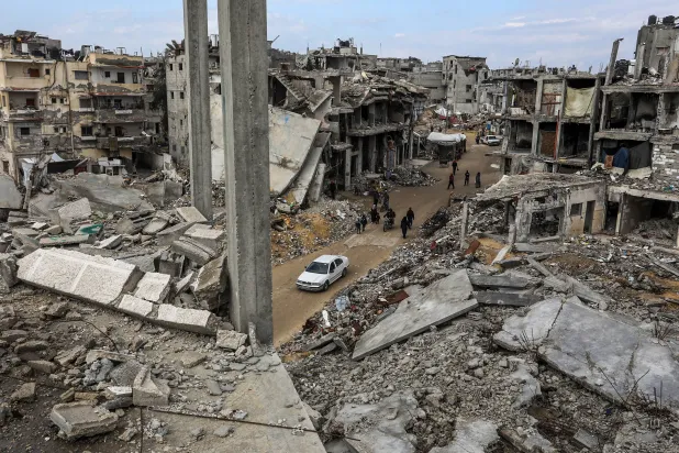 لقطة تُظهر الدمار في خان يونس بغزة أثناء عودة الفلسطينيين إلى منازلهم (د.ب.أ)