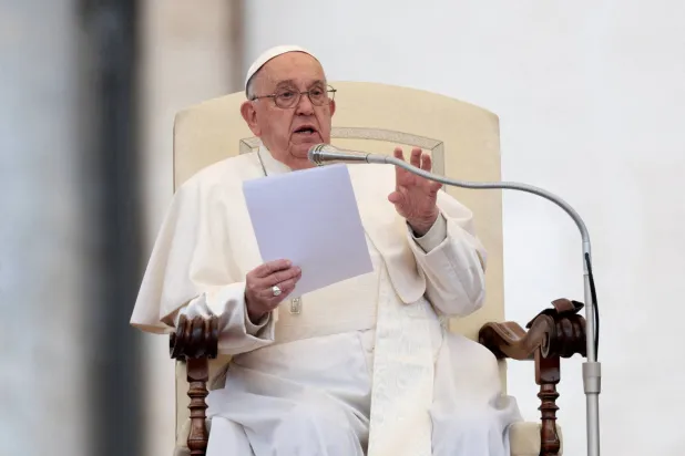 البابا فرنسيس خلال لقاء في ساحة القديس بطرس بالفاتيكان (رويترز)