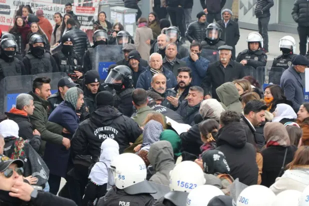 مصادمات عنيفة بين الشرطة والمحتجين أمام بلدية وان شرق تركيا احتجاجاً على قرار بحبس رئيسها عبد الله زيدان (إعلام تركي)
