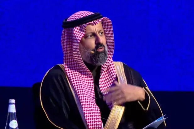 رئيس مجلس هيئة السوق المالية محمد القويز متحدثاً في «ليب 25» (الشرق الأوسط)