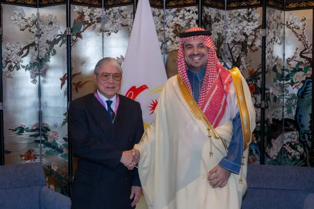 فهد بن جلوي خلال الاجتماع التنفيذي (الاتحاد الدولي للهجن)