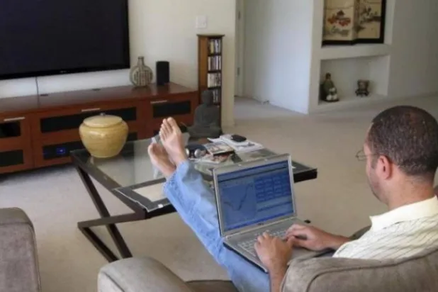 الجلوس أمام الشاشات طوال اليوم يضر بعينيك (رويترز)