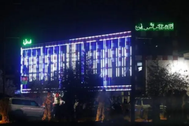 صالة زفاف ليلاً في العاصمة كابل تحت حراسة مشددة (إ.ب.أ)