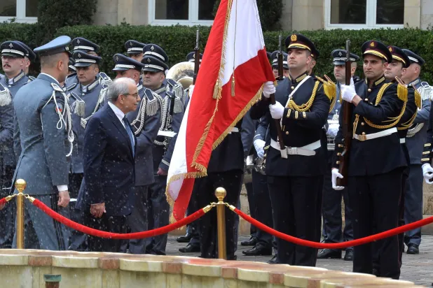 رئيس الحكومة اللبنانية نواف سلام لدى وصوله إلى السراي الحكومي في بيروت الثلاثاء (إ.ب.أ)