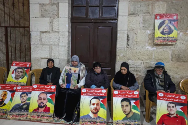 فلسطينيون يطالبون بإطلاق سراح أقارب وأصدقاء معتقلين حالياً لدى إسرائيل في مدينة رام الله الثلاثاء (أ.ف.ب)