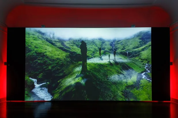 يُصوّر علاقة الإنسان بالطبيعة على أنها عملية متواصلة من إعادة التفاوض (الصور بإذن من الفنان)