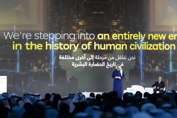 محمد القرقاوي وزير شؤون مجلس الوزراء ورئيس مؤسسة «القمة العالمية للحكومات» خلال الجلسة (وام)