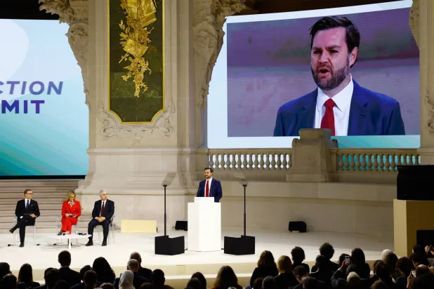 نائب الرئيس الأميركي جيه دي فانس يلقي كلمة خلال الجلسة العامة لقمة عمل الذكاء الاصطناعي في القصر الكبير في باريس 11 فبراير 2025 (إ.ب.أ)