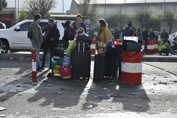 نازحون سوريون يعودون إلى بلدهم عبر معبر المصنع بعد سقوط النظام السوري في ديسمبر الماضي (إ.ب.أ)
