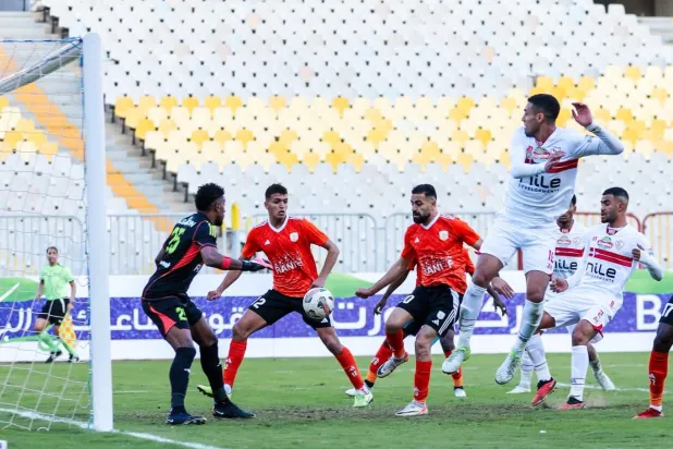 أحمد جمال لاعب فاركو لحظة تسجيله هدف الزمالك بالخطأ في مرماه (نادي الزمالك)