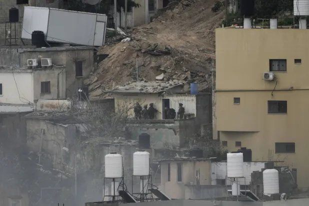 جنود إسرائيليون خلال عملية للجيش في مخيم نور شمس للاجئين في طولكرم بالضفة الغربية... 11 فبراير 2025 (أ.ب)