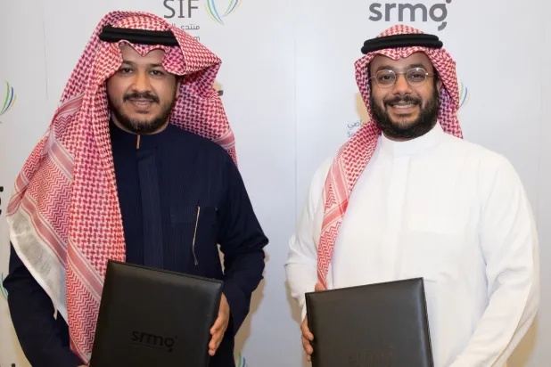 باسل المعلمي وإبراهيم البكري عقب توقيع الاتفاقية (الشرق الأوسط)