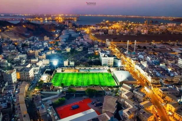 واحد من عدة ملاعب رياضية جديدة في عدن نفذها البرنامج السعودي لتنمية وإعمار اليمن (البرنامج السعودي)