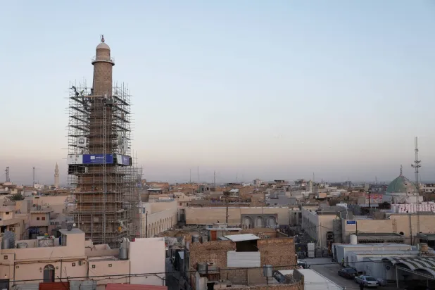 جامع النوري الكبير في الموصل المعروف بمئذنته المائلة (رويترز)
