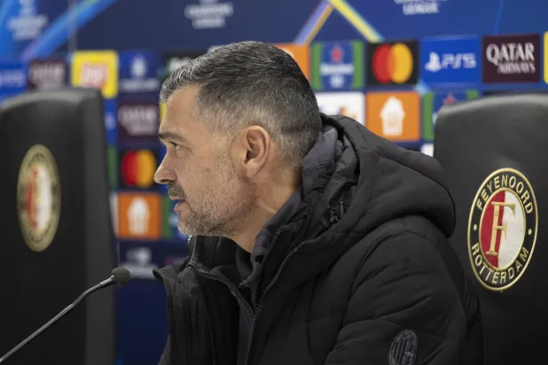 سيرجيو كونسيساو مدرب ميلان (إ.ب.أ)