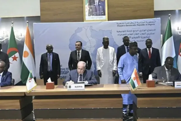 الجزائر ونيجيريا والنيجر توقع سلسلة اتفاقيات لتسريع إنجاز «مشروع أنبوب الغاز العابر للصحراء» (أ.ف.ب)