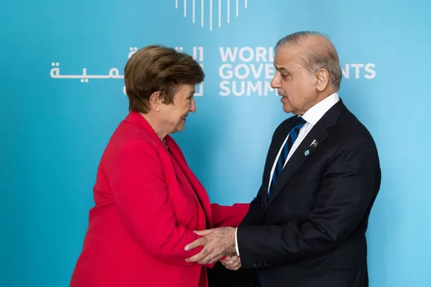 رئيس الوزراء الباكستاني شهباز شريف مع كريستالينا غورغييفا مديرة صندوق النقد الدولي خلال لقائهما في دبي (حساب غورغييفا على «إكس»)