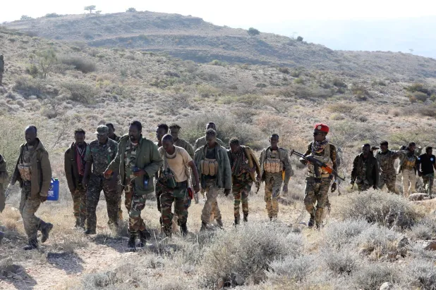 قوات أمن بونتلاند تقوم بدورية بعد الاستيلاء على قواعد «داعش» في سلسلة جبال كال ميسكاد ببري (رويترز)