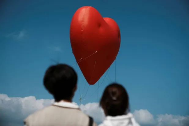 يدخل بعضنا في علاقة عاطفية بقلق وتساؤلات عن مدى نجاحها واستمرارها (رويترز)