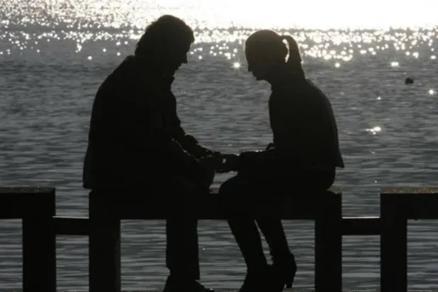 التقارب العاطفي والثقة بين الشريكين يعزّزان العلاقة العاطفية (رويترز)