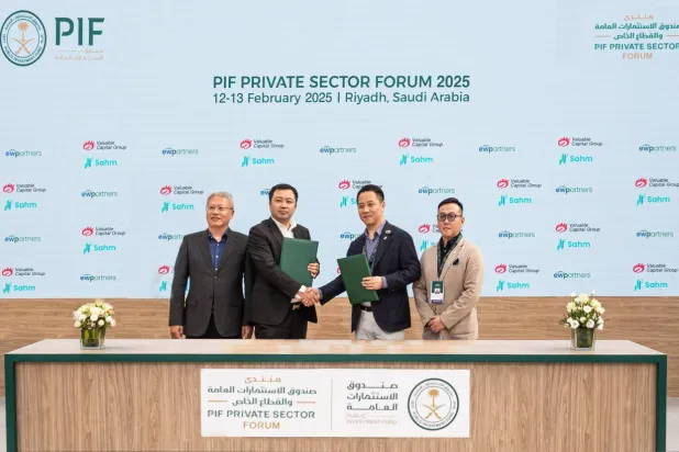 أثناء توقيع الاستثمار الاستراتيجي على هامش منتدى «صندوق الاستثمارات العامة» (الشرق الأوسط)