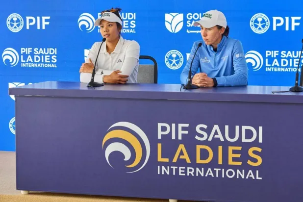 باتي تافاتاناكيت وكارلوتا سيغاند خلال المؤتمر الصحافي (غولف السعودية)