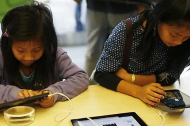 مواقع التواصل جعلت الأطفال تعساء وبائسين (رويترز)