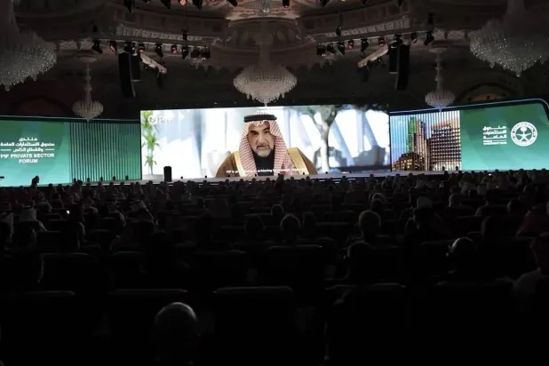 الرميان متحدثاً للحضور خلال كلمته الافتتاحية في «المنتدى»... (الشرق الأوسط)