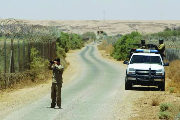 جندي عراقي يراقب الأوضاع بالقرب من الحدود العراقية - السورية عند معبر «البوكمال - القائم» الحدودي (أرشيفية - رويترز)