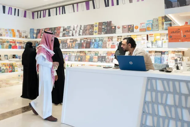 يضم المعرض أحدث المؤلفات والإصدارات الأدبية من كبرى دور النشر المحلية والإقليمية (هيئة الأدب والنشر والترجمة)