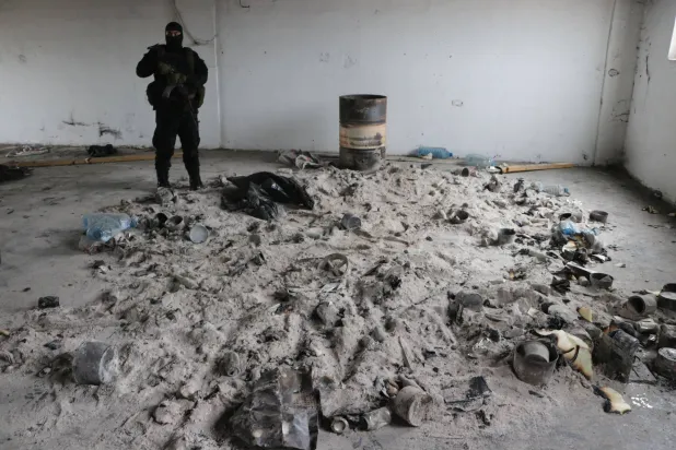 رماد بقايا دولارات مزوّرة أحرقت قبل إخلاء المنطقة (الشرق الأوسط)