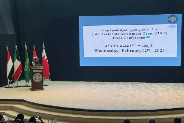 المستشار منصور المنصور المتحدث باسم فريق تقييم الحوادث في اليمن يستعرض عدداً من الادعاءات خلال مؤتمر صحافي بالرياض (الشرق الأوسط)