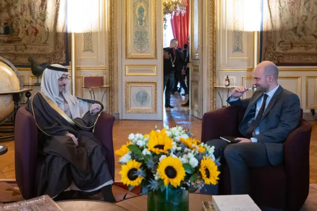 الأمير فيصل بن فرحان خلال لقائه جان نويل بارو في العاصمة باريس (واس) 