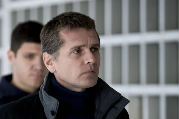 الروسي ألكسندر فينيك لدى وصوله إلى المحكمة العليا اليونانية في أثينا 6 ديسمبر 2017 (أ.ب)