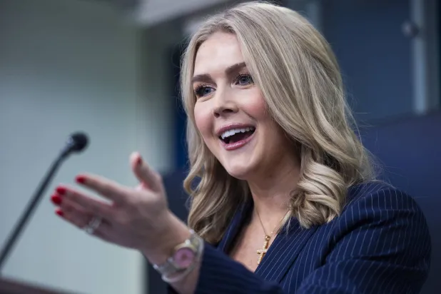 كارولين ليفيت المتحدثة باسم الرئيس الأميركي دونالد ترمب تتحدث إلى الصحافيين في غرفة الإحاطة الإعلامية بالبيت الأبيض في العاصمة الأميركية واشنطن في 12 فبراير 2025 (إ.ب.أ)