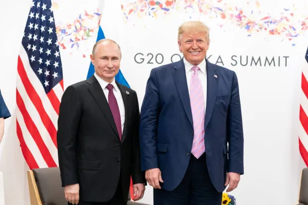 الرئيسان الأميركي والروسي خلال لقاء على هامش قمة مجموعة العشرين في أوساكا عام 2019 (د.ب.أ)