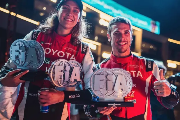 دانية وملاحها خلال مراسم التتويج في باها الشرق الأوسط (الشرق الأوسط)