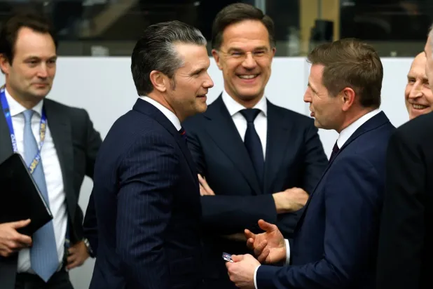 أمين عام «الناتو» ووزير دفاع إستونيا ووزير الدفاع الأميركي خلال اجتماع مجموعة الاتصال الدفاعية الخاصة بأوكرانيا في مقر الحلف (أ.ب)