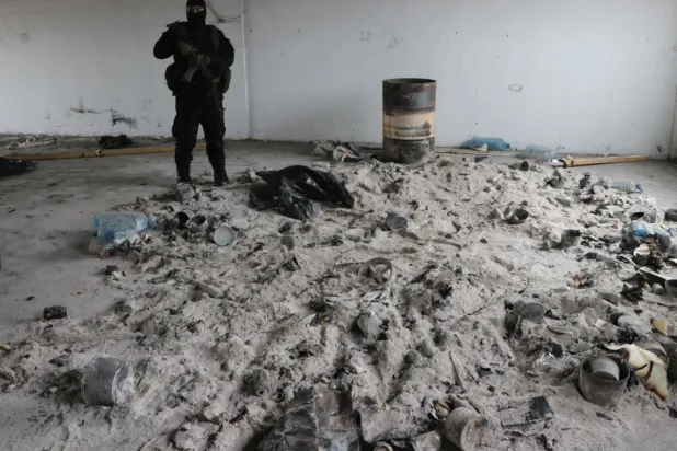 رماد بقايا أوراق عملة أميركية مزوّرة من فئة 100 دولار أحرقها «حزب الله» اللبناني قبل هروبه من المنطقة (الشرق الأوسط)