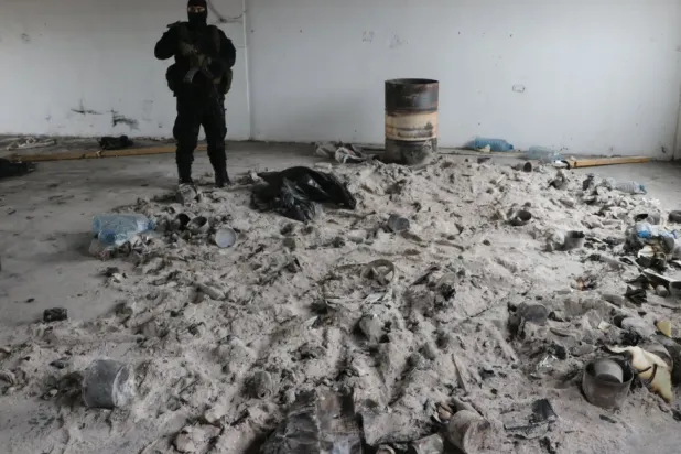 Lübnan Hizbullah grubu tarafından bölgeden kaçmadan önce yakılan sahte 100 ABD Doları değerindeki banknotların külleri (Şarku'l Avsat)