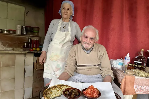 كريكور آرويان وزوجته لور الحاج... 6 عقود من الحب وصناعة المنقوشة (الشرق الأوسط)