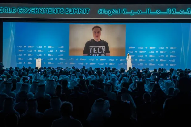ماسك خلال مشاركته بالقمة العالمية للحكومات بدبي مع عمر العلماء وزير الدولة للذكاء الاصطناعي في الإمارات (الشرق الأوسط)