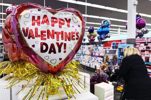 بالونات عيد الحب تُعرض داخل أحد المتاجر بأميركا (أ.ب)