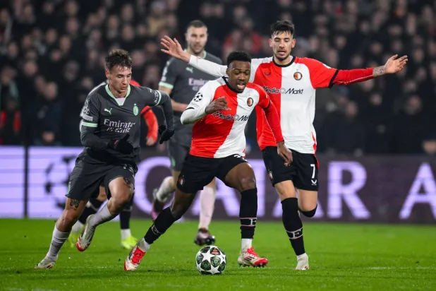 تجاوز فينورد تغيير مدربه المفاجئ ليتغلب على ميلان في دوري أبطال أوروبا (أ.ف.ب)