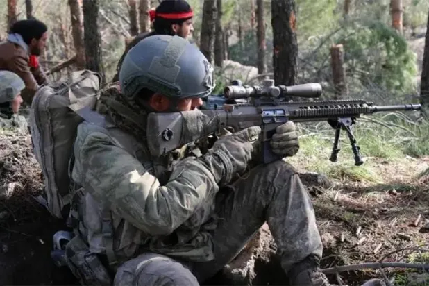 قوات تركية وعناصر من الفصائل السورية الموالية خلال عملية «غصن الزيتون» في عفرين عام 2018 (أرشيفية - أ.ف.ب)