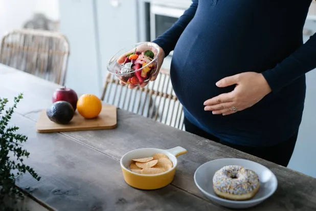 تغذية الأم أثناء الحمل تلعب دوراً حاسماً في صحة الجنين ونموه السليم (جامعة يوتا)