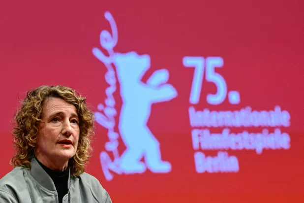 مديرة مهرجان برلين السينمائي تريشا تاتل تتحدث إلى الصحافيين خلال مؤتمر صحافي 21 يناير 2025 (أ.ف.ب)